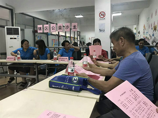 社区老人准备才艺表扬唱红歌