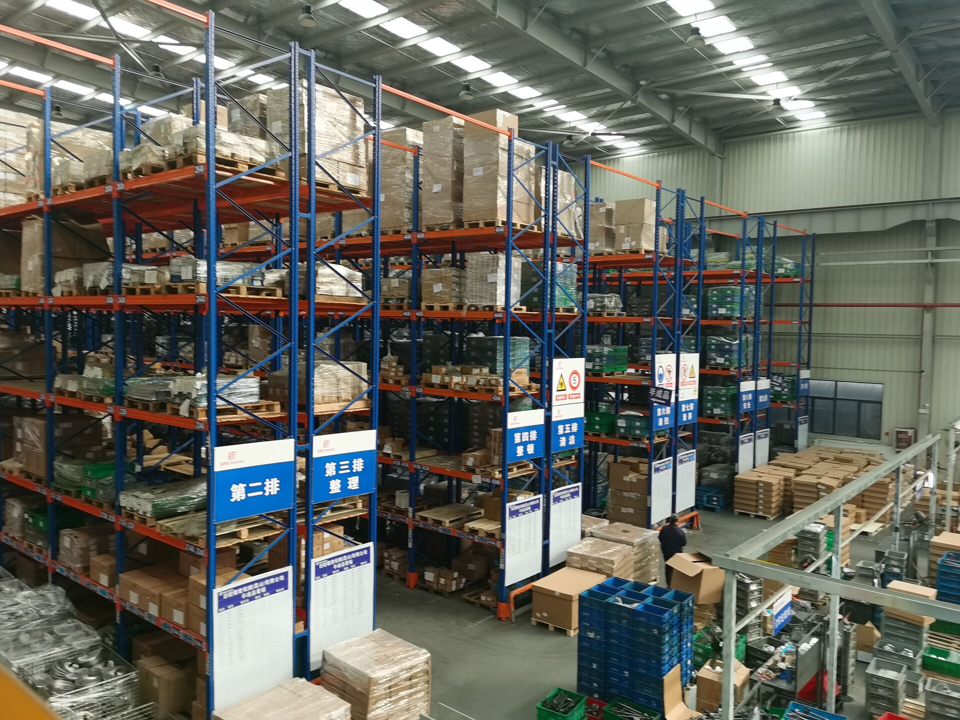 机械行业AGV重型货架怎么选？承重强才是真靠谱